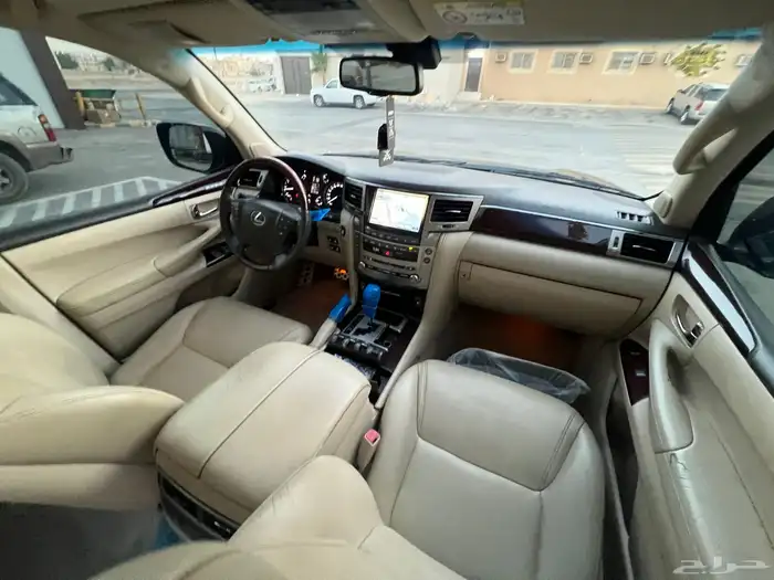 لكزس LX570 2015 (بحالة ممتازة) 12