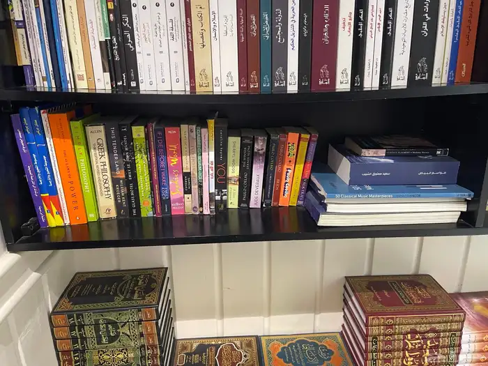 للبيع مكتبة كتب متنوعة بحالة ممتازة (جملة) 19