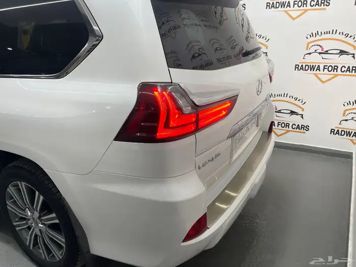 لكزس ال اكس 2016 نظيف داخلي بيج 19