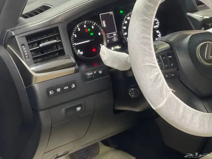 لكزس ال اكس 2016 نظيف داخلي بيج 9