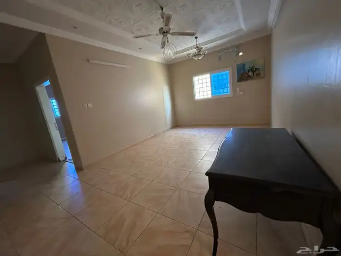 للإيجار دور في فيلا حي الملك فيصل 8