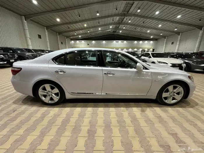 لكزس LS460 موديل 2008 فل كامل نظيف 3