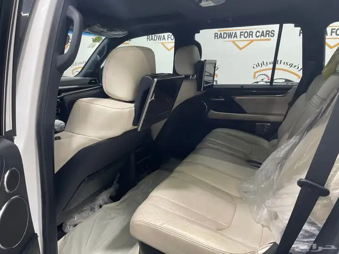 لكزس ال اكس 2016 نظيف داخلي بيج 11