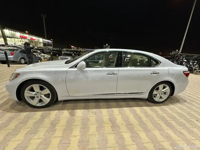 لكزس LS460 موديل 2008 فل كامل نظيف 4