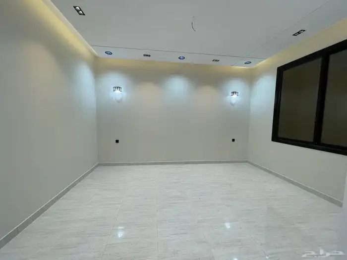 للبيع شقه دور أرضي مع حوش وبايكه وسط الخدمات خميس مشيط 2