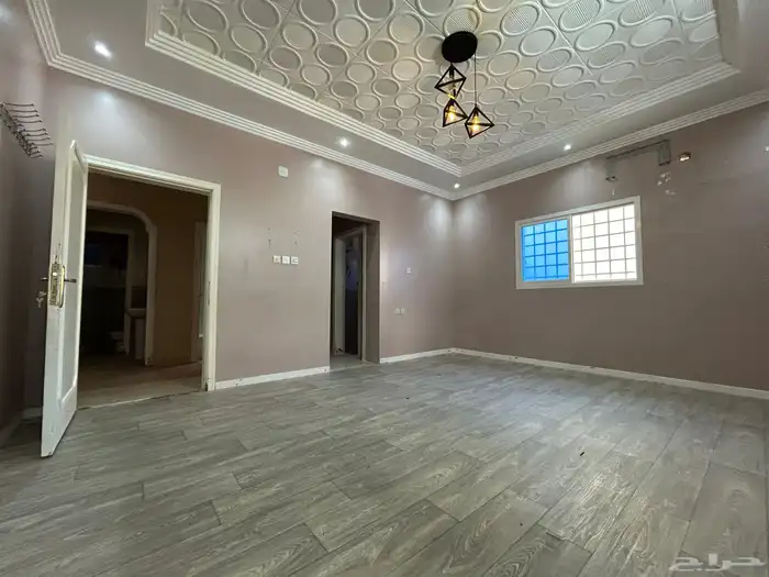 للإيجار دور في فيلا حي الملك فيصل 6