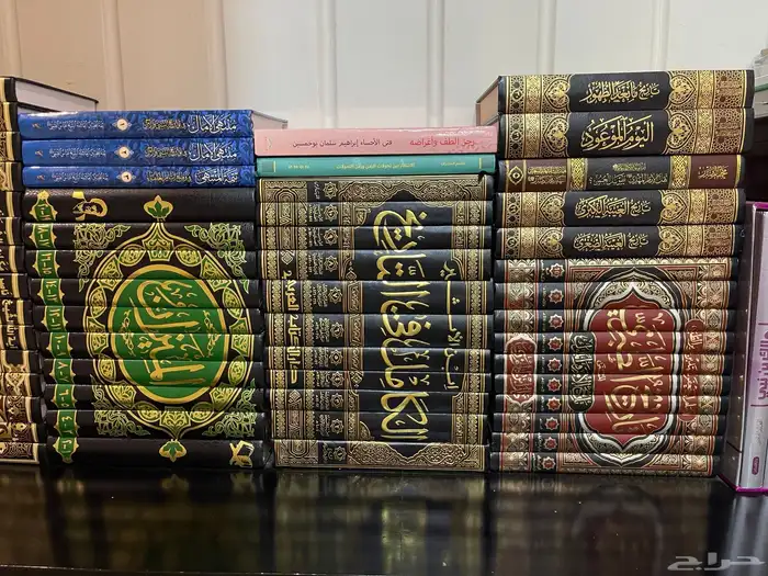 للبيع مكتبة كتب متنوعة بحالة ممتازة (جملة) 2