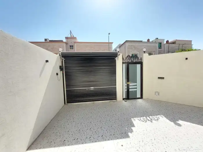 للبيع شقه تمليك أرضية حي احد جديدة حواش وكراج مدخل مستقل 0