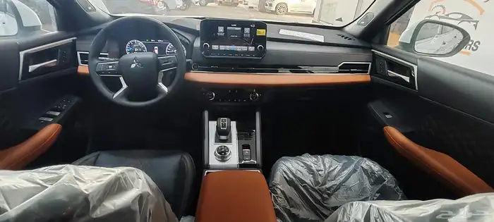 ميتسوبيشي اوتلاندر بريميوم 2025 12