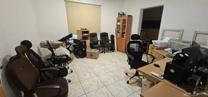 مكتب للتقبيل مع الأثاث بالملز 2