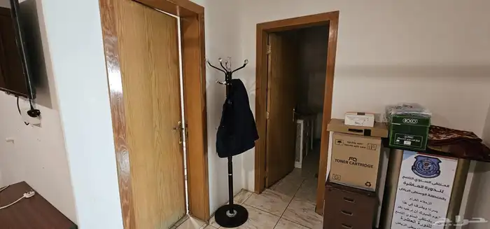 مكتب للتقبيل مع الأثاث بالملز 4