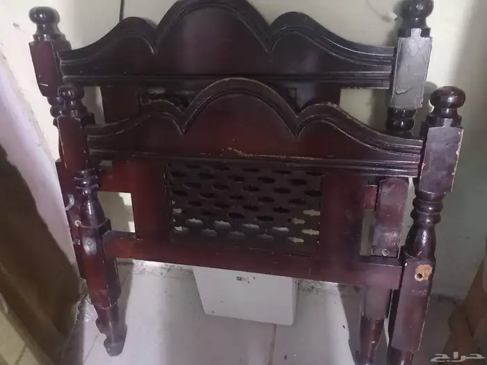 أغراض مطبخ العلي الصوره  3طربيزه بيضاء نفس الصوره  سرير خشب 1