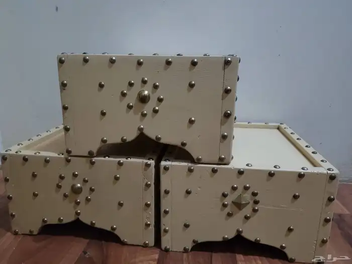 طاولات ارضيه صغيره بيج وبني واحمر 0