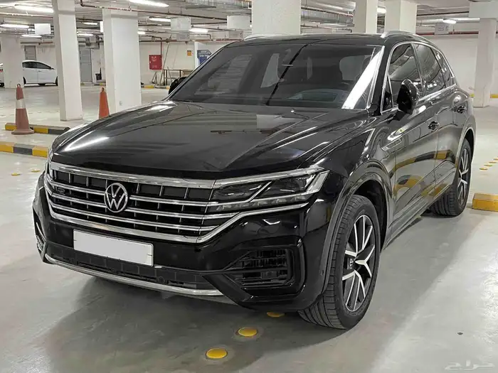 جيب طوارق فولكس واجن أسود R-line 2022 فل كامل 26