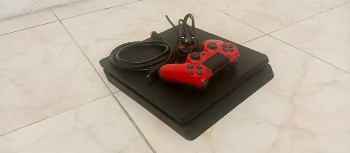 سوني 4 مساحته 1 تيرا في حسابات موضحه والعاب محمله 1