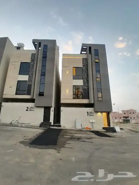 للبيع شقه دور ثاني مع ملحق وسطح خاص بالشقه حي الحسام 590الف 0