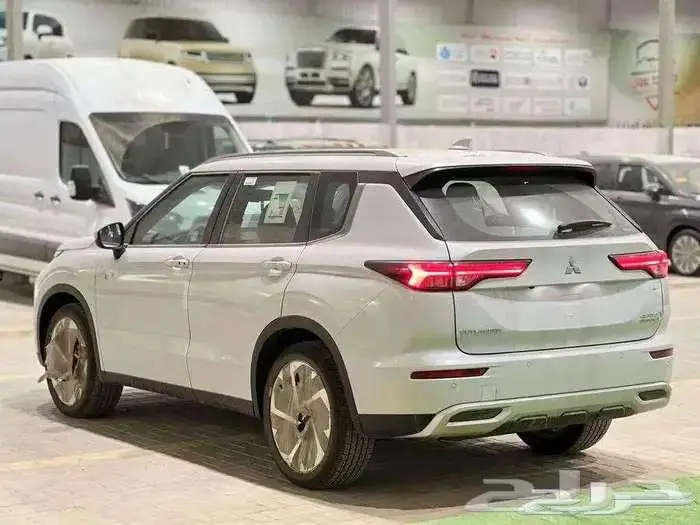 ميتسوبيشي اوتلاندر فل كامل بريميم 2025 6