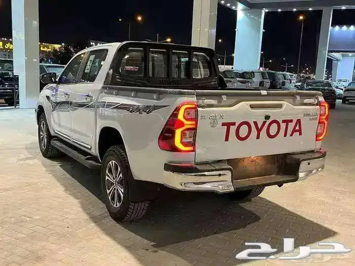 هايلوكس غمارتين بنزين توماتيك 2025 5