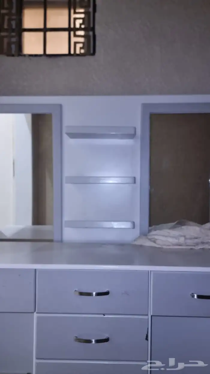 تسريحه مع مرايه و رفوف 1