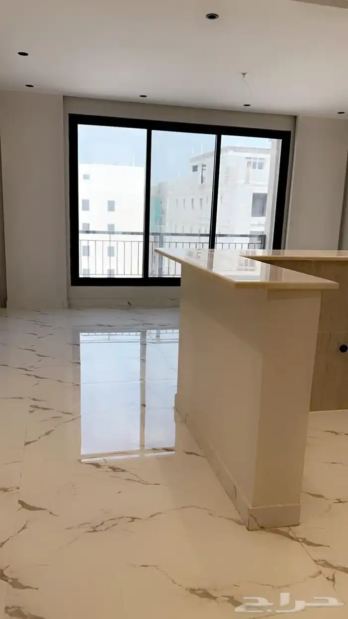 شقة جديده تطل على البحر للايجار 0