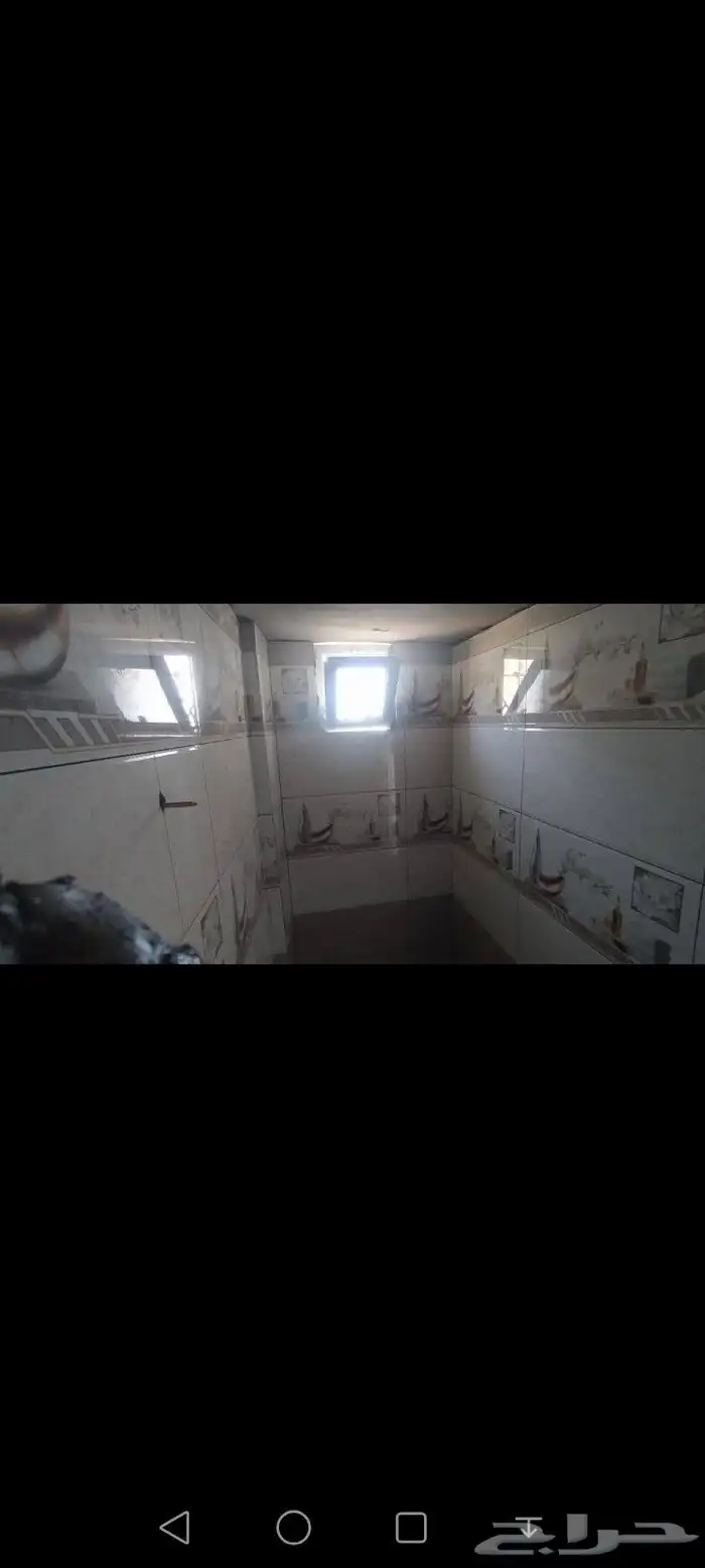 معلم تركيب سيراميك ورخام والباركية جدران وارضيات ودرج 3