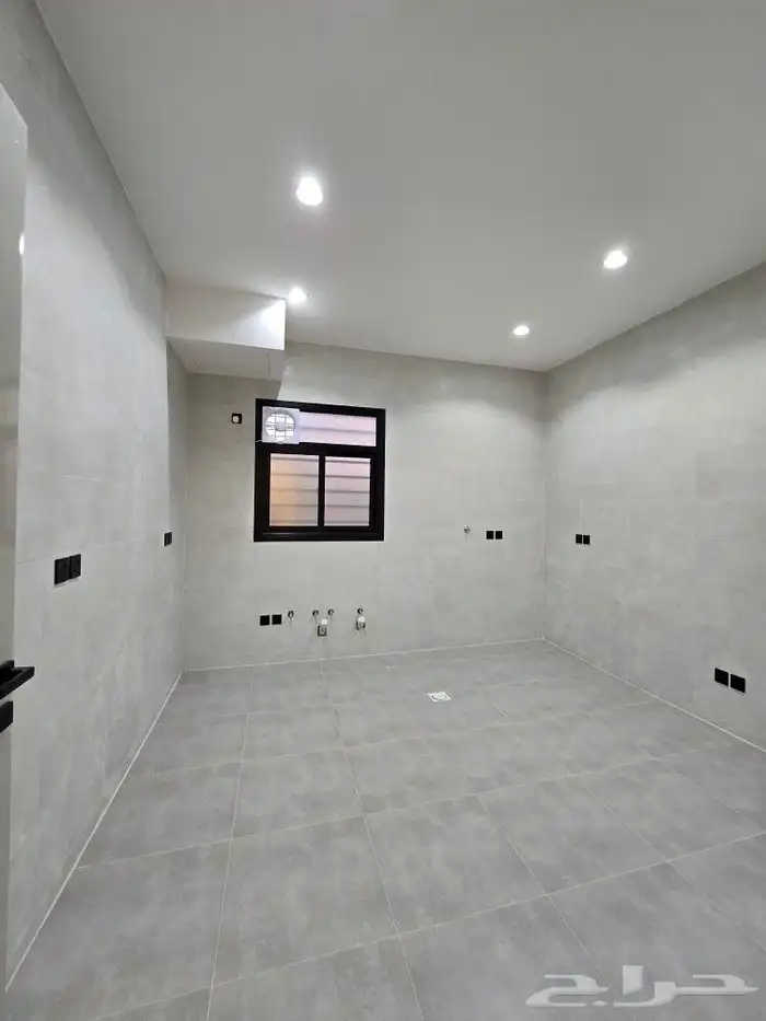 للبيع أدوار علويه 6غرف تشطيب مميز من 500 ألف طريق الثمانين 12