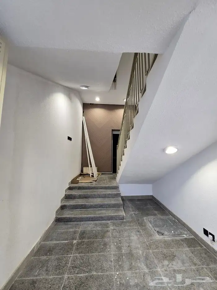 للبيع أدوار علويه 6غرف تشطيب مميز من 500 ألف طريق الثمانين 2