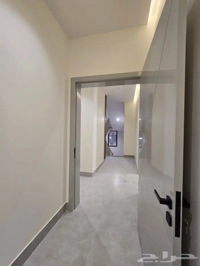 للبيع أدوار علويه 6غرف تشطيب مميز من 500 ألف طريق الثمانين 9