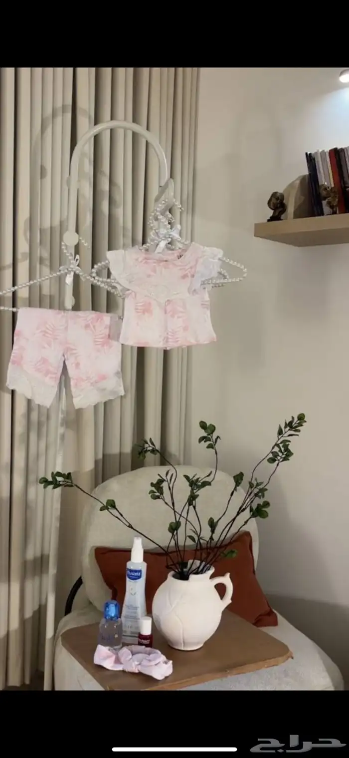 علاقة ملابس عبايات 1