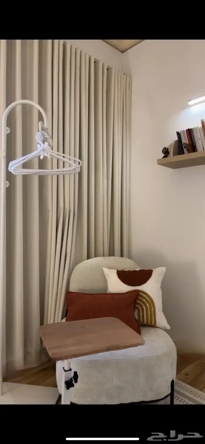 علاقة ملابس عبايات 2