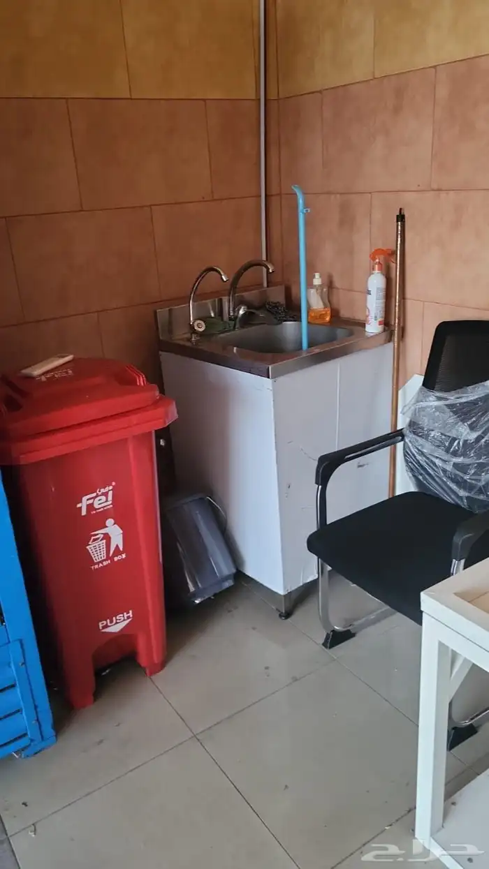 اغراض محل خضار للبيع بكامل ملحقاته مكيفات 2 جديدة ارفف جديدة 8