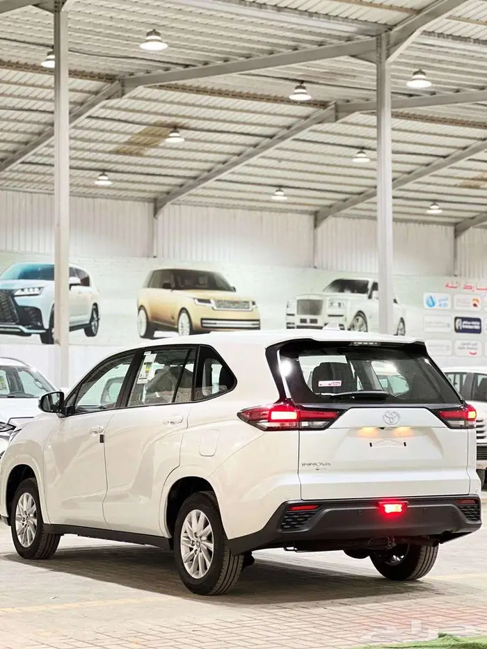 تويوتا انوفا بنزين موديل 2025 19