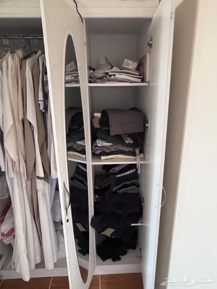 خزانة و ستارتين للبيع 1