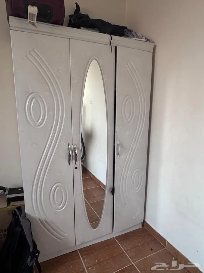 خزانة و ستارتين للبيع 0