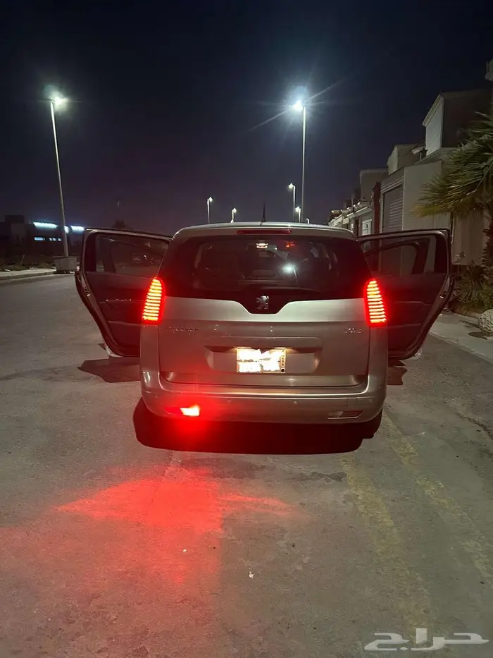 سيارة بيجو 5008 موديل 2014 فل كامل 19