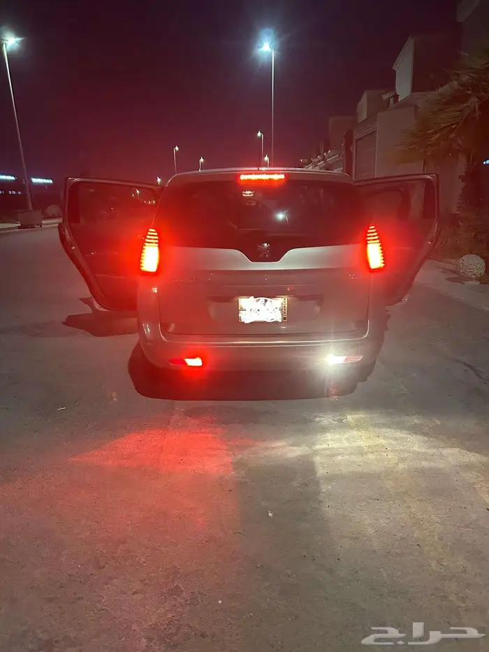 سيارة بيجو 5008 موديل 2014 فل كامل 20