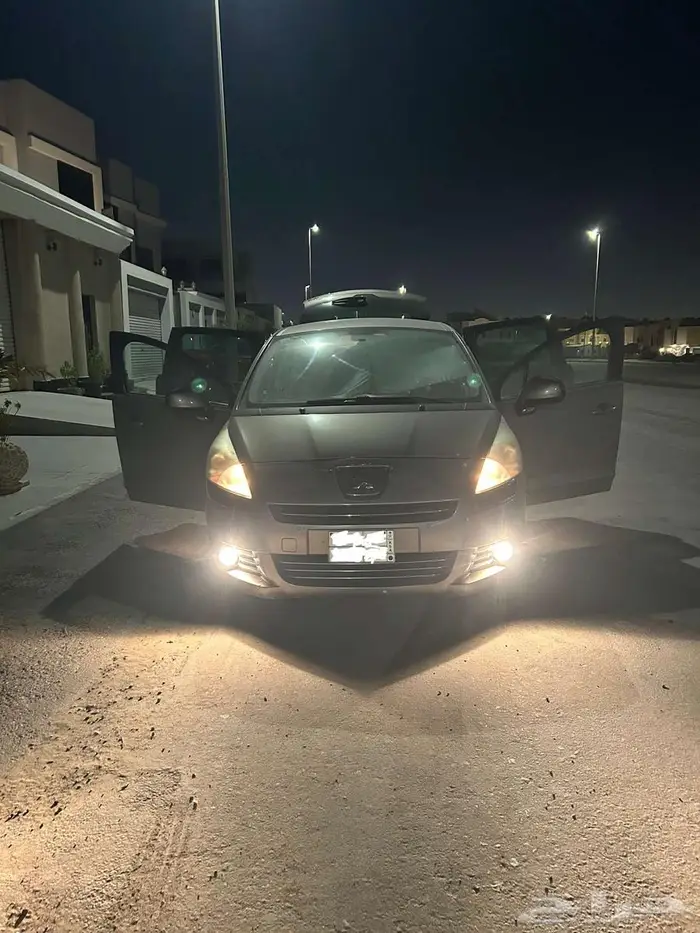 سيارة بيجو 5008 موديل 2014 فل كامل 21