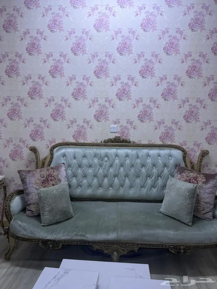 كنب مستخدم خمس قطع مع ستارة وطاولات 3