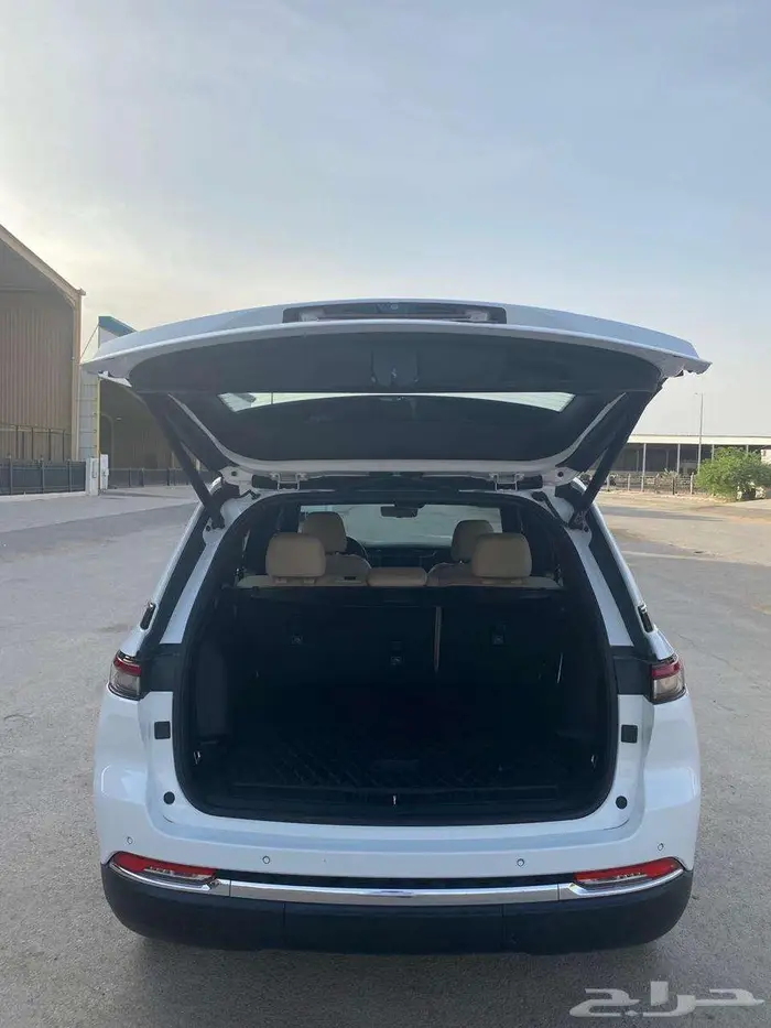 جيب جراند شيروكي 2023 ليمتد 10