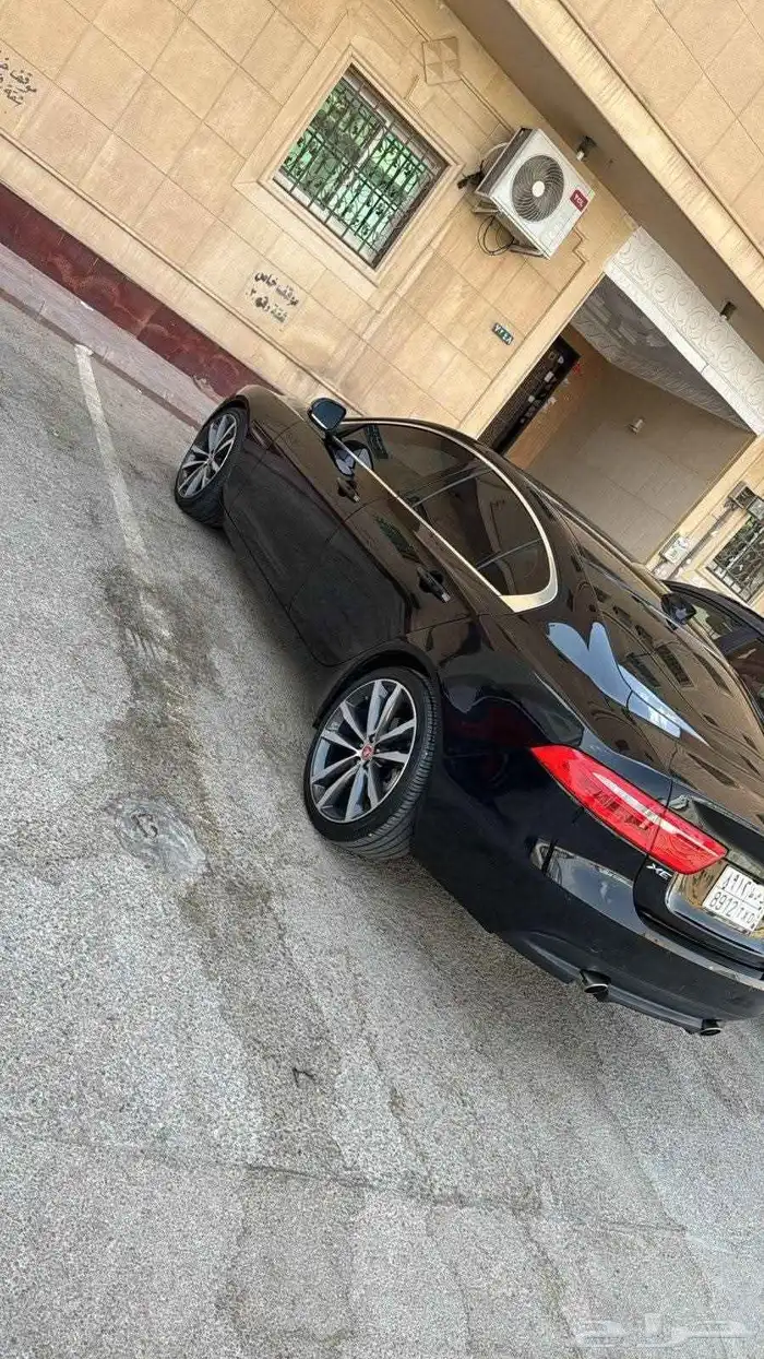 للبيع جاكور سيدان Xe للون اسود موديل 2018 فل كامل بصمه وبا 2