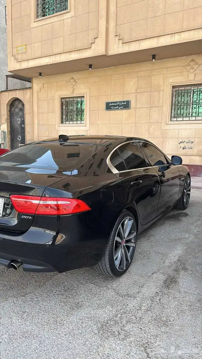 للبيع جاكور سيدان Xe للون اسود موديل 2018 فل كامل بصمه وبا 1