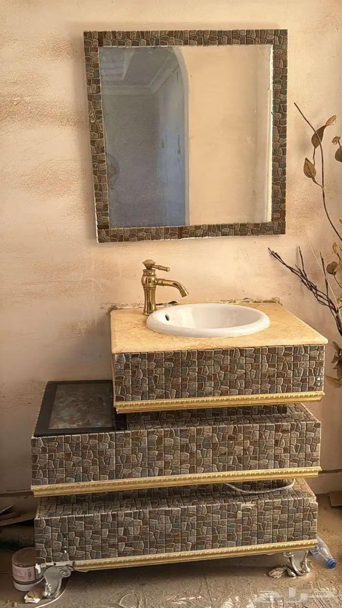 مغسلة مع المرايه نفس الصورة و الانارة 0