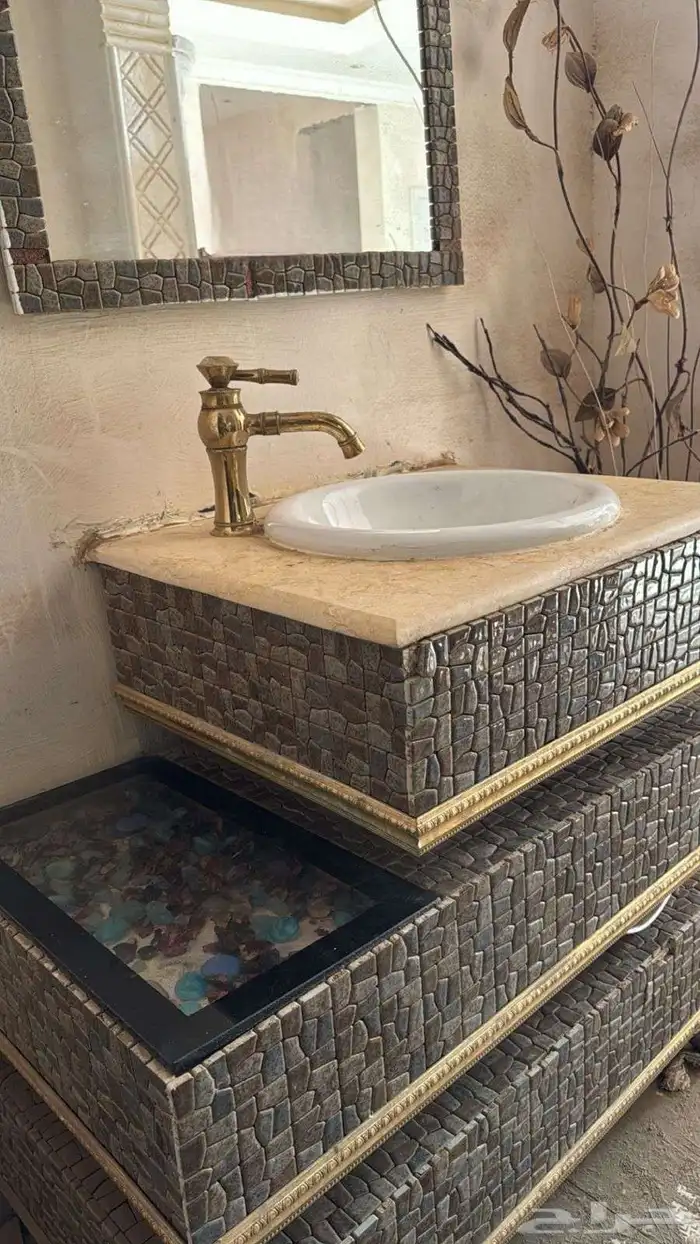 مغسلة مع المرايه نفس الصورة و الانارة 2