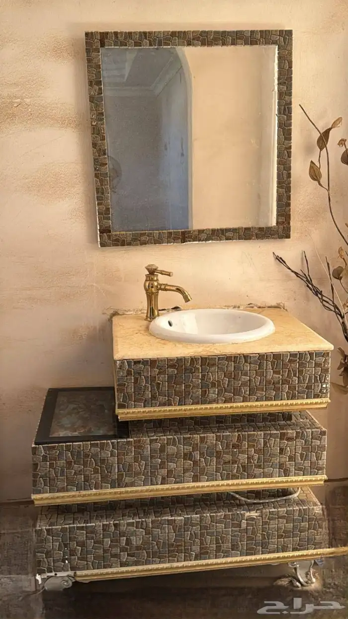 مغسلة مع المرايه نفس الصورة و الانارة 1