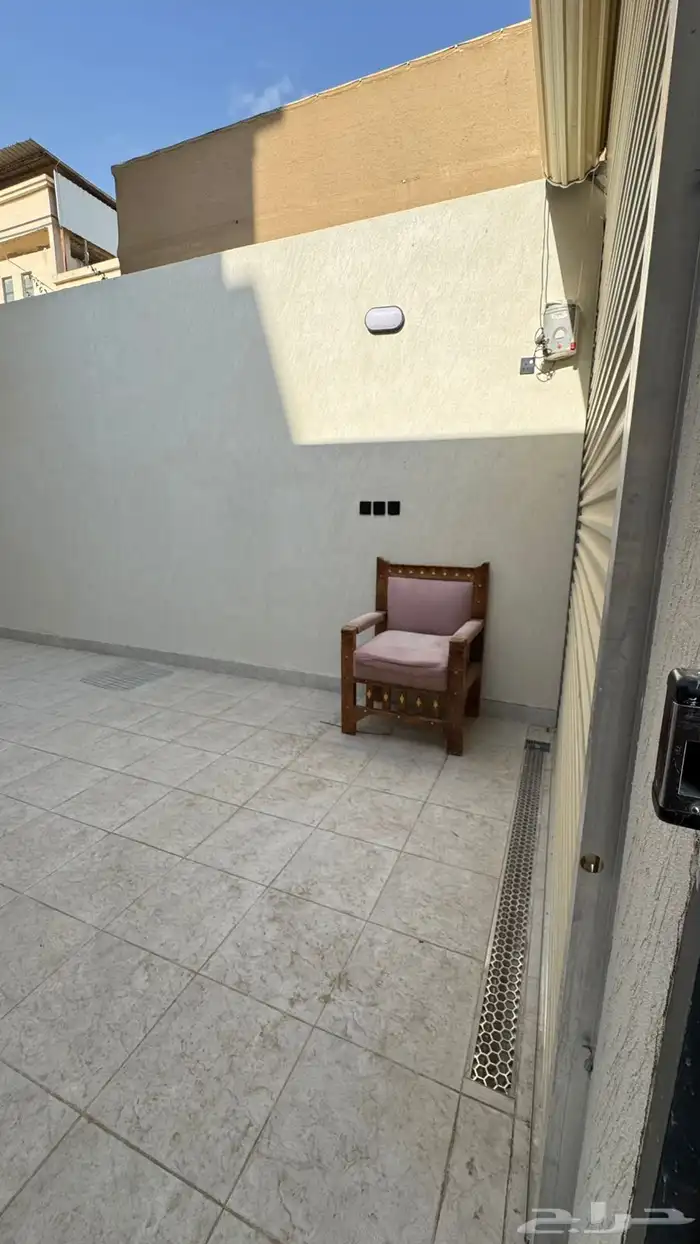 ادوار وملاحق للبيع حي بدر 61