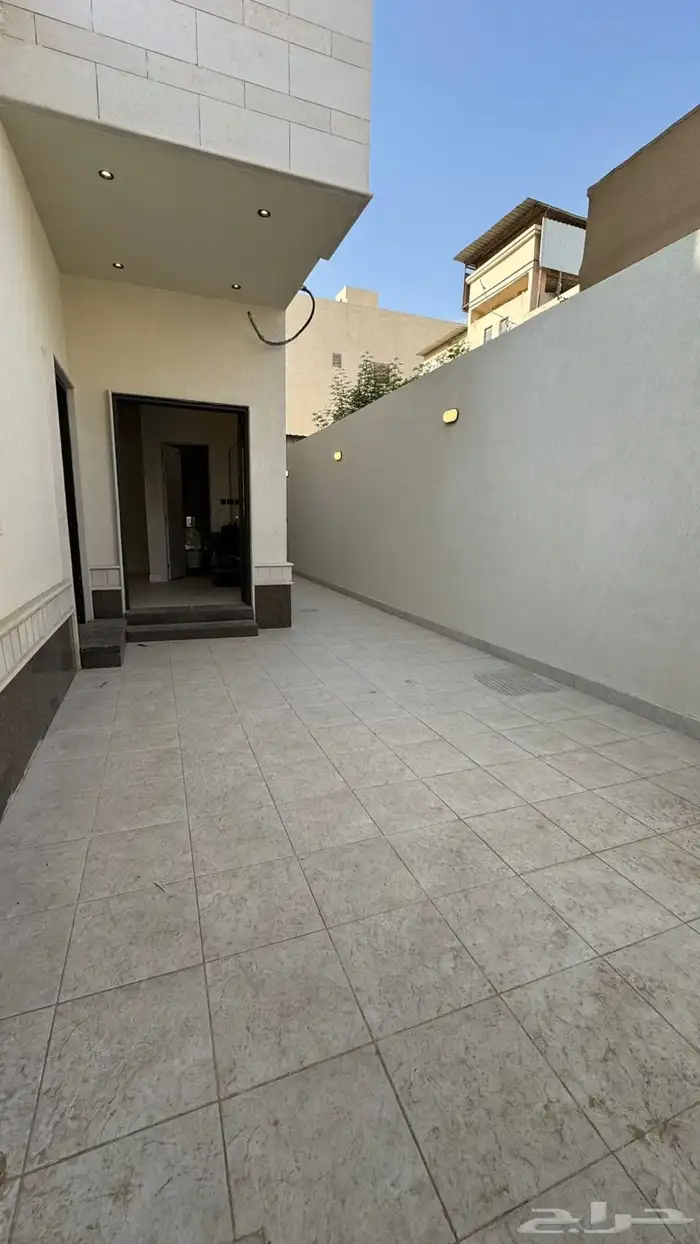 ادوار وملاحق للبيع حي بدر 75