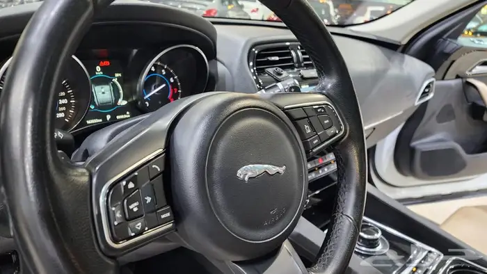 جاكور F Pace 2017 10