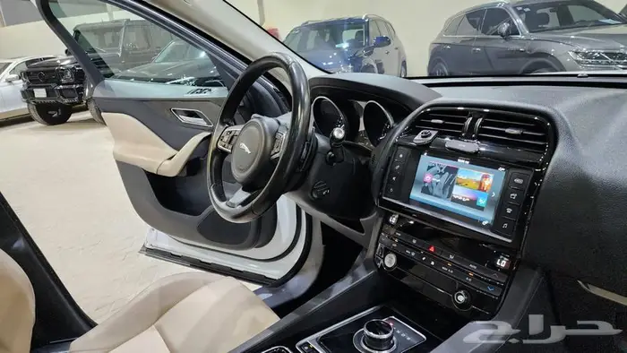 جاكور F Pace 2017 15