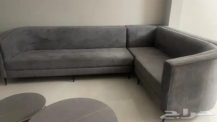 كنب صاله بحاله جيدة للبيع مع طاولتين دائريه 1