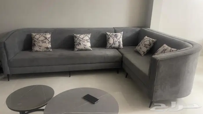 كنب صاله بحاله جيدة للبيع مع طاولتين دائريه 0